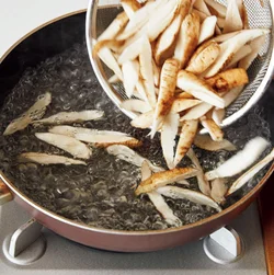 ごぼうをさっと下ゆですることで、味のしみこみがよくなる