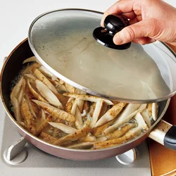 調味料を加えて蒸し煮にし、味をしみこませる