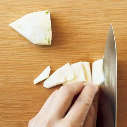 芯は繊維を断ち切るように薄く切ると、やわらかな口当たりに。