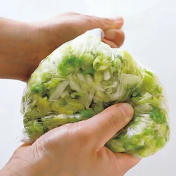 塩を加えたら、キャベツがしんなりし、水分がにじみ出るまで強くもむ