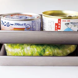 おもしをして、常温で発酵させる。発酵が早く進んで袋がパンパンにふくらんだときは、口をあけてガス抜きをするとよい。