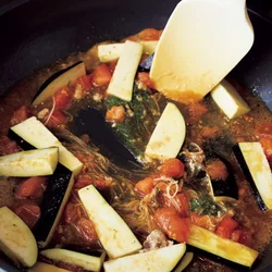 具を缶汁とともに炒め煮に。ねぎは仕上げに加えて食感を残す。