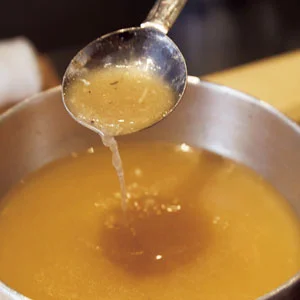 缶汁が残ったときはうまみたっぷりのみそ汁に。2人分なら鍋に水1 1/2カップを入れてみそ大さじ1 1/2を溶き、缶汁1缶分を加えて中火でひと煮立ちさせ、好みの具を加えて温めます。火の通りにくい具材のときは、水、缶汁と一緒に煮て、あとでみそを溶き入れて。