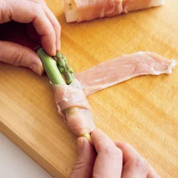 1枚1枚が薄いしゃぶしゃぶ用の肉は、2枚ずつ巻いても1人分80g！　食べごたえ充分です。
