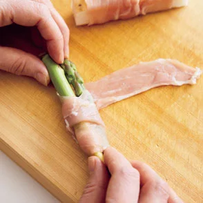 1枚1枚が薄いしゃぶしゃぶ用の肉は、2枚ずつ巻いても1人分80g! 食べごたえ充分です。