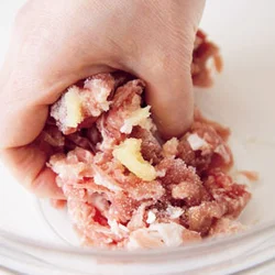 少量の肉にしっかり味をつけて、満足感アップ。