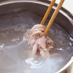 肉をゆでる湯は70℃くらいをキープ！　しっとり感を堪能して。