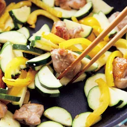 もも肉から出る脂を生かして、油を使わずに完成！　余分なカロリーを抑えましょう。