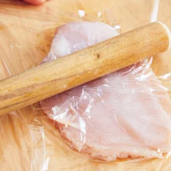 とり肉はたたいてのばすことで、見た目のボリューム感が倍増。