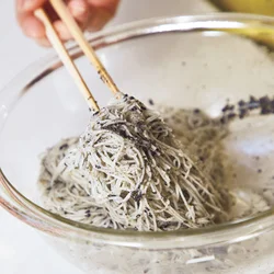 たれを混ぜたらそうめんを入れてあえます。全体に味がまわるから、しっかりおいしい！
