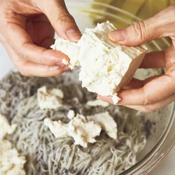 豆腐も青じそも、手でちぎりながら入れるだけ。包丁を使わなくていいので、楽チンです。