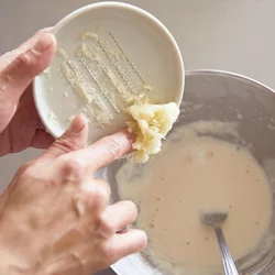 おろしにんにくをころもに混ぜると、肉に下味をつけるよりダイレクトにパンチのきいた味に！