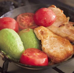 トマトとアボカドは豚肉を焼きながら一緒に焼くと、肉のうまみが移っておいしさがアップ！