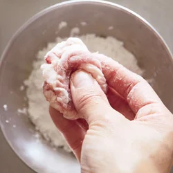 豚こま切れ肉を丸めて使うとやわらかな食感に。親指で押さえて平たく形を整えると火も通りやすい。