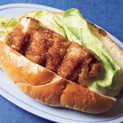 子どもARRANGE
竹串をはずしてキャベツと一緒にドッグパンにサンドすれば昼ごはんにも。キャベツは大きめにちぎって歯ごたえよく。