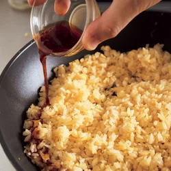 ご飯をよく炒める前に塩分を入れると、米から水分が出る。調味は最後に！