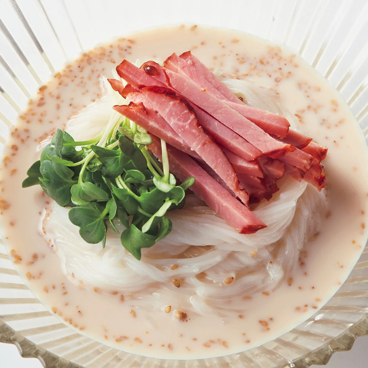 チャーシューと貝割れ菜のぶっかけ豆乳麺