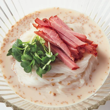 チャーシューと貝割れ菜のぶっかけ豆乳麺