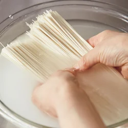 そうめんをさっと洗って、表面のでんぷんを落とすと吹きこぼれ防止に