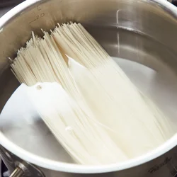 少ない水に麺を入れて加熱スタート!