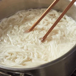 麺をほぐしながら沈める