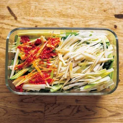 辛いのが苦手な人のいる家は、豆板醤を容器の半分にだけのせて辛くない部分をつくろう。