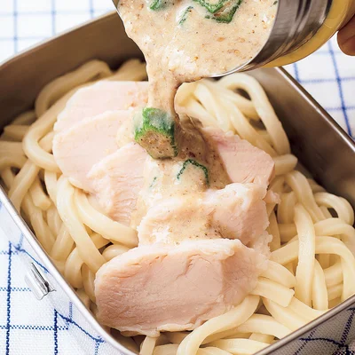 【お弁当にするときは】
たれはうどんと別にして持っていき、食べる直前にかける。たれは保冷できるスープジャーなどに入れるのがおすすめ。
※夏場のお弁当は、気温が高くいたみやすいので注意が必要。
基本的にすべてしっかりとさましてから詰め、保冷剤を添えて持ち歩くと安心。