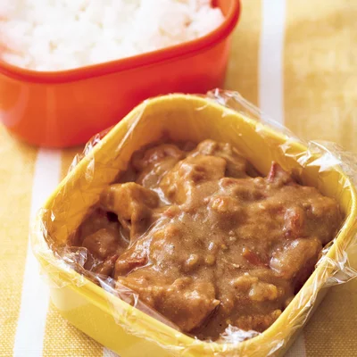 【お弁当にするときは】
カレーとご飯は別々の容器に入れて。カレーは容器ににおいが移りやすいので、ラップを敷いてから盛ると安心。
※夏場のお弁当は、気温が高くいたみやすいので注意が必要。
基本的にすべてしっかりとさましてから詰め、保冷剤を添えて持ち歩くと安心。