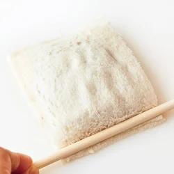 パンをかぶせたら軽く体重をかけて手でギュッと押すのがポイント。周囲を押さえる菜箸は丸箸を使って。