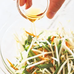 加熱前にオイルをまんべんなくからめることが大事。オイルが野菜を包み込み、水分が逃げずに保水力がアップします。