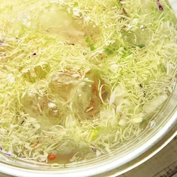 パサパサした野菜を氷水にさらし、低温で引き締めるとフレッシュ感が復活。ぬるい水では効果がないので注意しましょう。