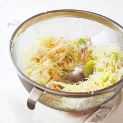 野菜のまわりとざるの底に水がたまるので、ペーパータオルで吸収を！　水けをよくきることで、味もぼやけません。