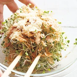 食感のよさを生かし、うまみ食材とサラダにするのがおすすめ。ほんのり感じる辛みや苦みもやわらぎます。