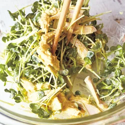 マヨネーズの油分＆スパイシーなカレー粉で、貝割れ菜特有の辛みを包み込んでしまいましょう。