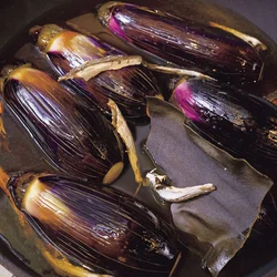 だしはとらず、煮干しと昆布を入れて煮るから手間いらず