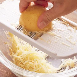 面倒な皮むきは必要なし！　スライサーでせん切りにすれば、皮の食感も気になりません。じゃがいもは平らにして押さえながら焼くと、しっかりくっつきます。