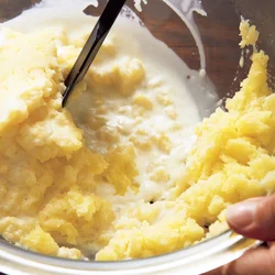 ホワイトソースがなくても、レンチンしたじゃがいもと生クリームを混ぜるだけで、ポテトグラタンが完成。好みで生クリームの半量を牛乳にしても◎。