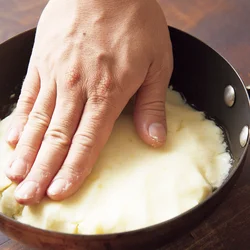 大きく焼いて切り分ければ、一口サイズに1個ずつ成形しなくても大丈夫。直接フライパンに入れて平らにするだけで、ボリューム満点の一品に。