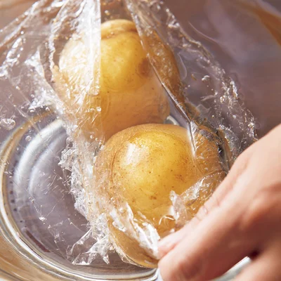 レンジ加熱後は、ラップごと水につけて一気にさましましょう。粗熱がとれるまで待つ必要もなく、すぐに皮がスルッとむけて効率的です。