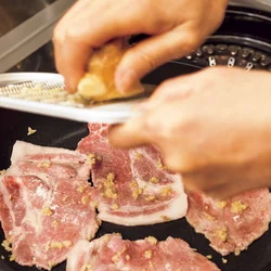 焼いてしょうがをすりおろす