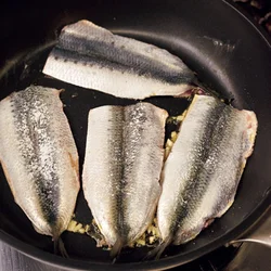魚は厚みもあるので、肉より弱めの火加減で焼いて。にんにくも焦げにくいです。
