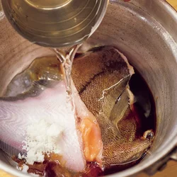 煮汁を肉より少なめに入れる