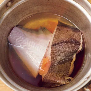 ぶりやたらでもOK
煮物は、煮汁に材料から出るうまみが加わって、味が完成します。鍋が大きすぎると、水を材料がひたるくらいまで注いだときに水分量が多くなり、せっかくのうまみが薄まってしまいます。鍋のサイズを選び、仕上がったときに程よい量の煮汁が残るようにしましょう。