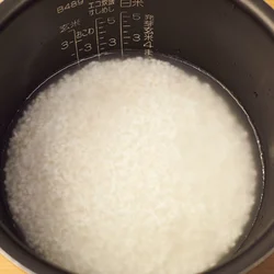 炊飯器の目盛りどおりに水加減をする