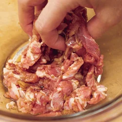 肉は味をもみ込んでから加える