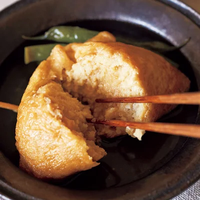 ※菜箸で圧を加えることで、油揚げの内側がほぐれて開きやすくなる。