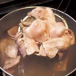 豚肉はさっとゆでて余分な脂を除く