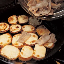 かぶは焼いてから、豚肉はゆでてから煮ておいしさを引き立てる