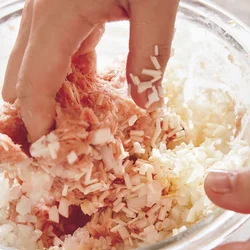 野菜を入れたらこねない！水分が出て、肉だねがベチャッとするぞ！