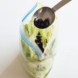 カットわかめは袋で調味しながらもどして